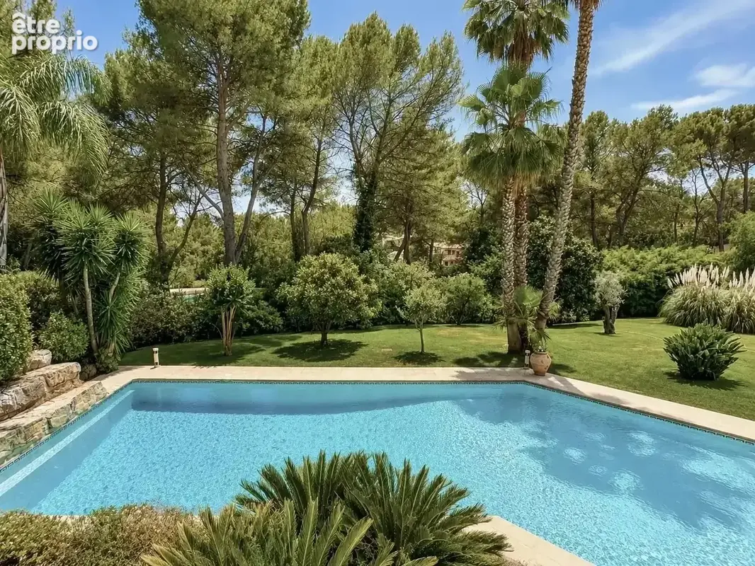 A vendre à  Mougins belle Propriété de 430 m² sur un Terrain de 5 500 m2 - photo 2