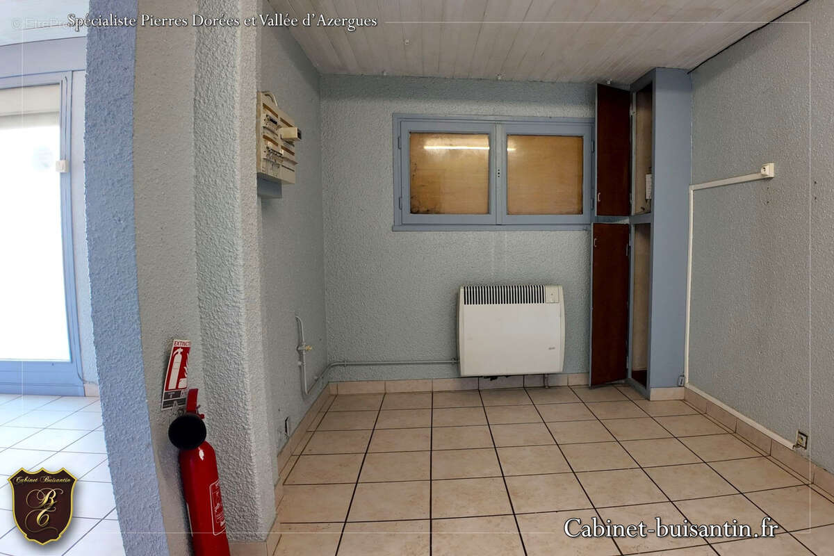 Local commercial avec stationnements - photo 6