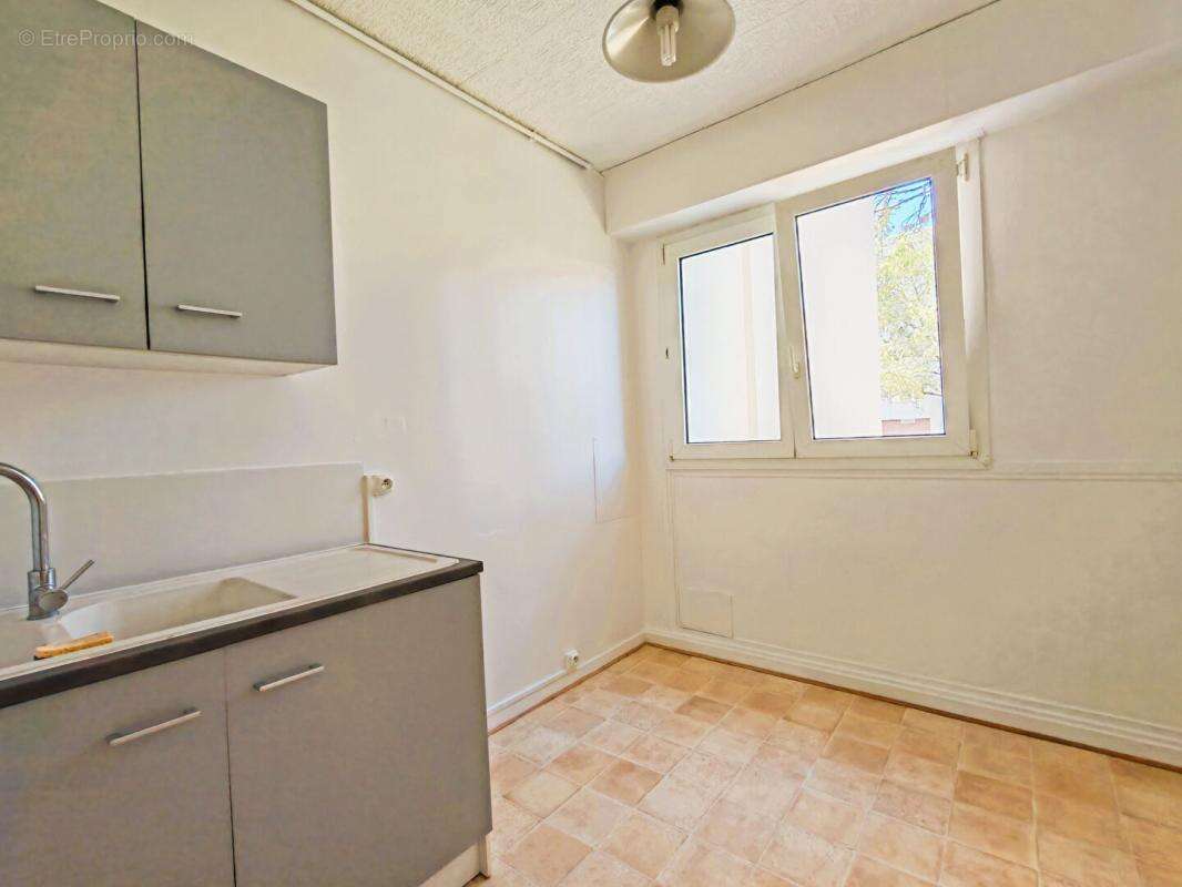Appartement  T2  de 54 m 2  à Saint Benoit non meublé, cuisine indépendante, 1 chambre - photo 4