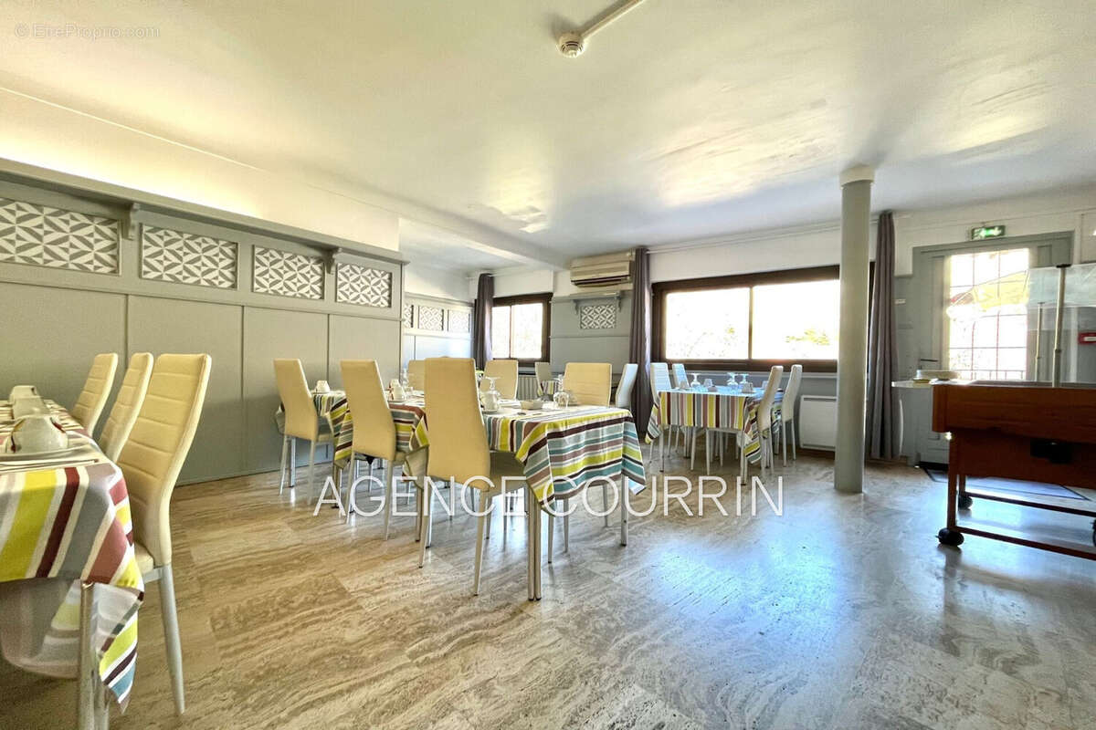 Commerce à SAINT-VALLIER-DE-THIEY