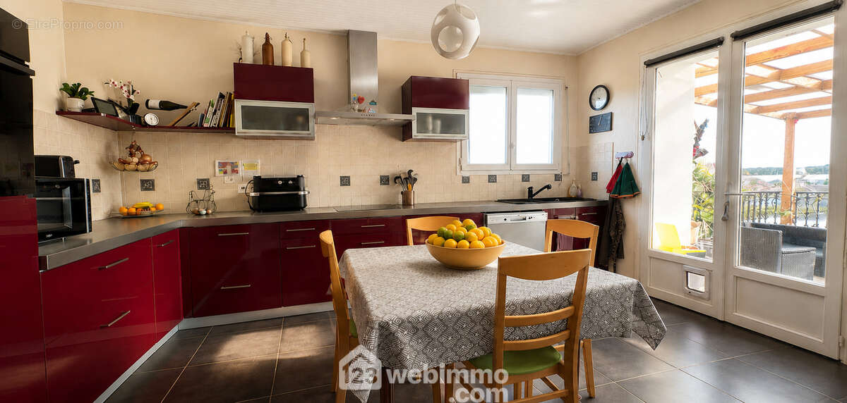 Belle cuisine aménagée et équipée, avec accès direct à une agréable terrasse idéale pour les repas en extérieur durant les beaux jours. - Maison à LONGEVILLE-SUR-MER