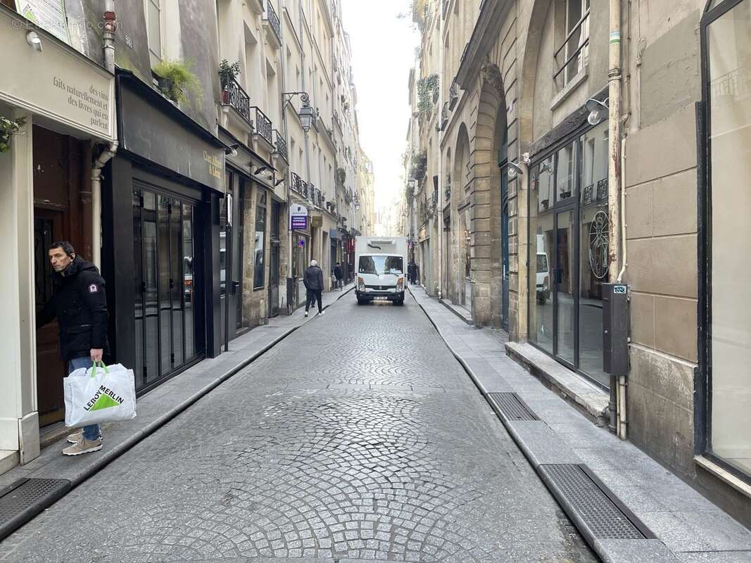 Autre à PARIS-2E
