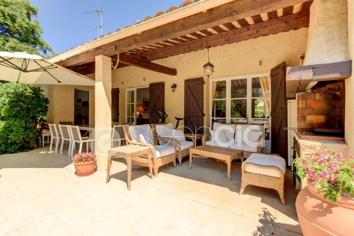 Maison à ROQUEFORT-LES-PINS