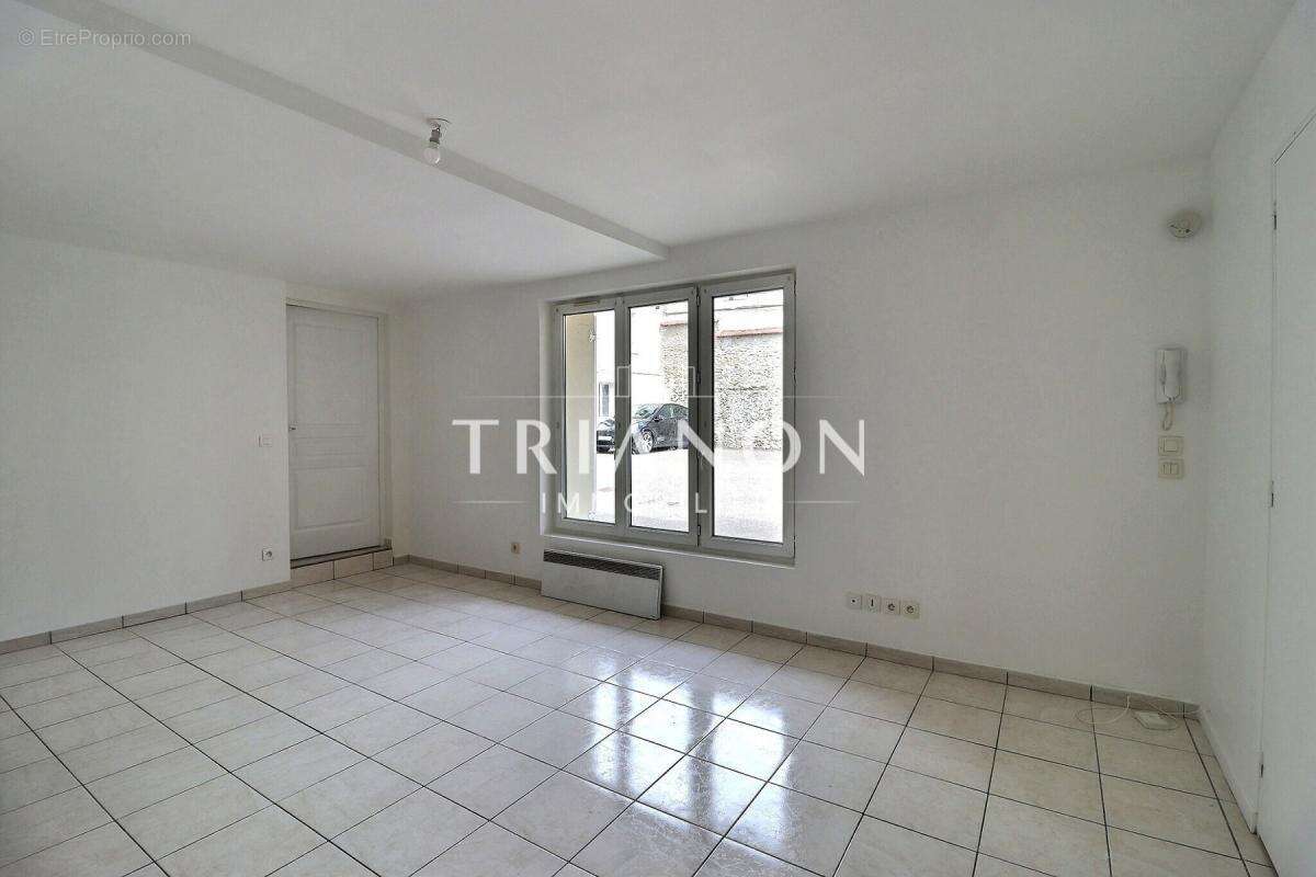 Bel appartement 3 pièces en plein cœur de ville avec parking et cave - photo 3