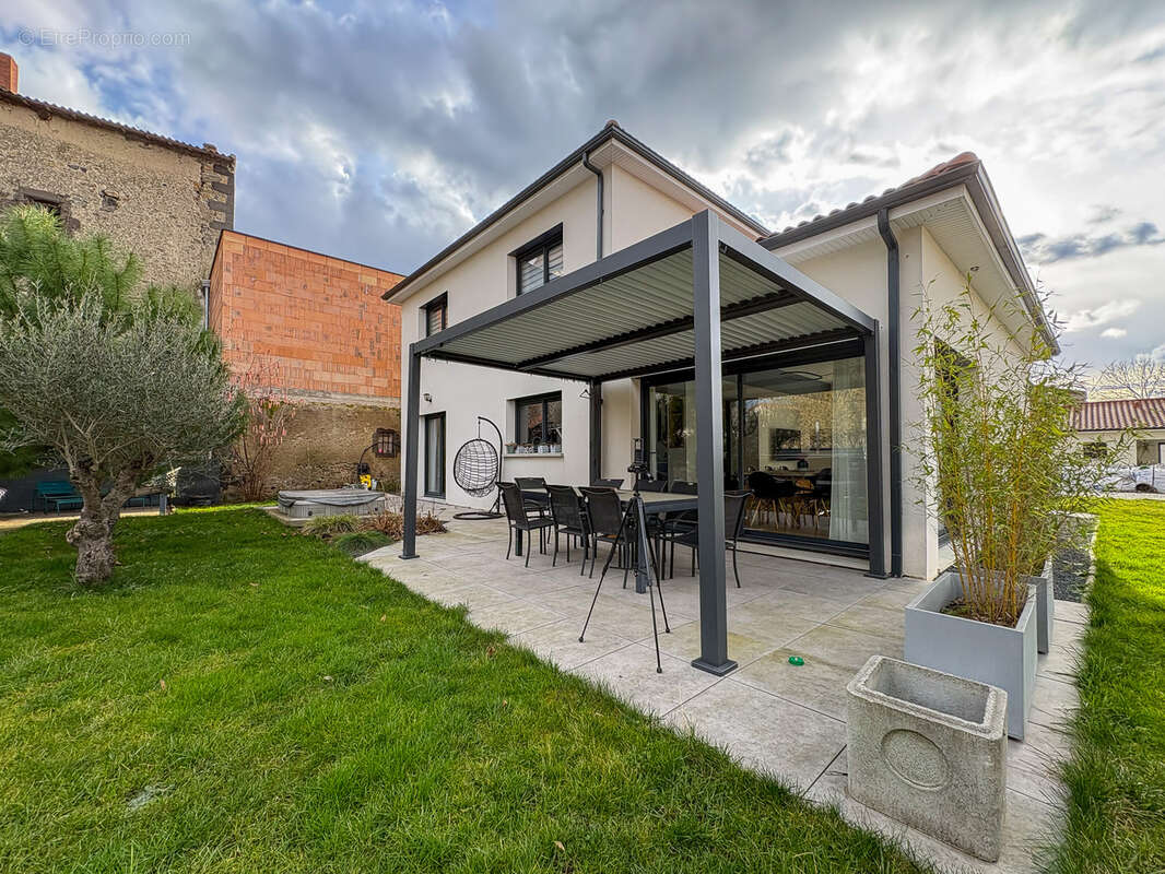 Maison à LES MARTRES-D'ARTIERE