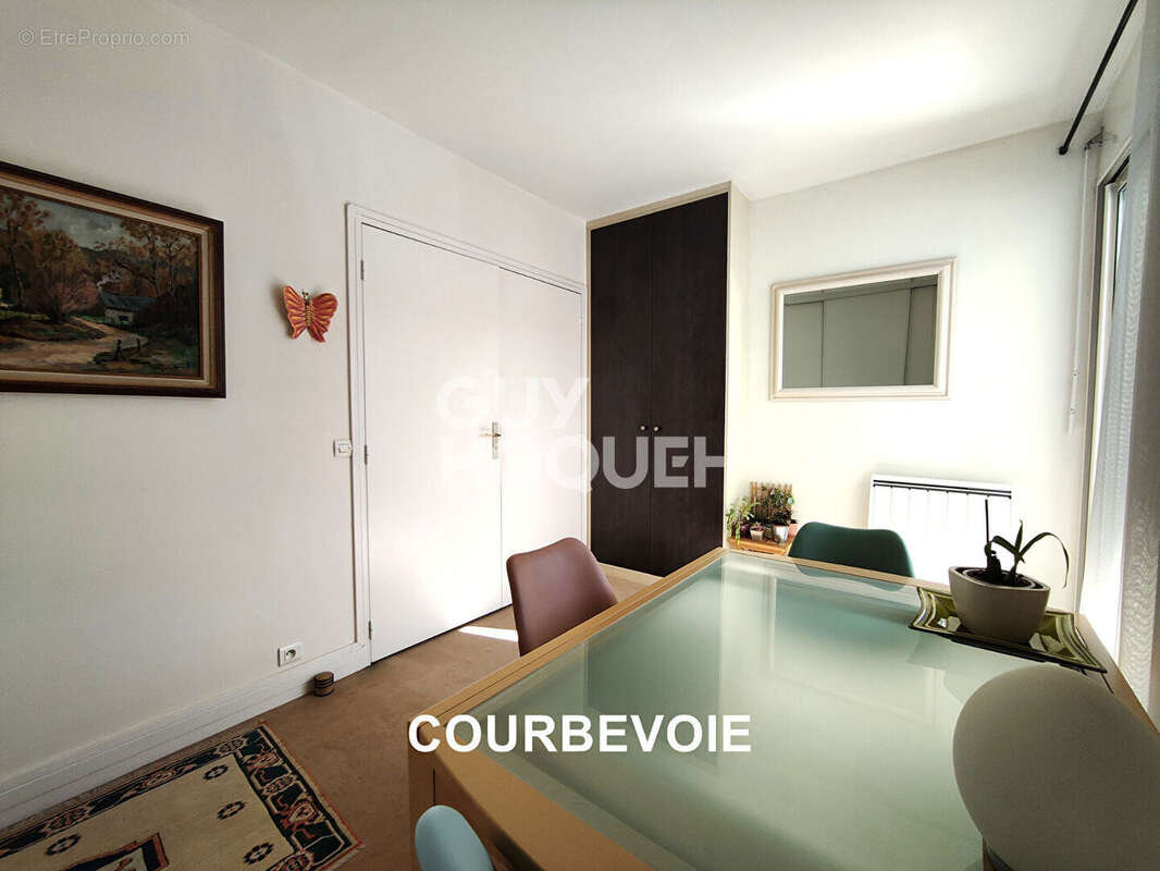 Appartement à COURBEVOIE