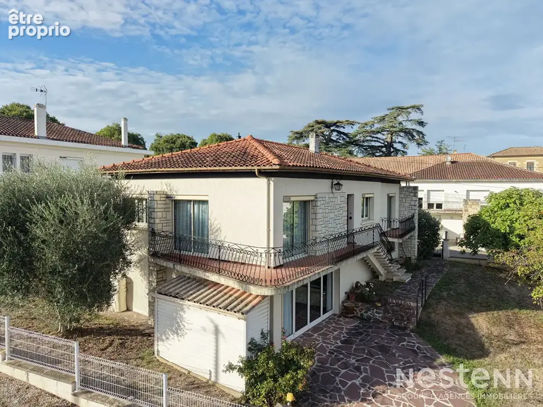 A Vendre Maison de 185 m² avec jardin clôturé dans un quartier résidentiel de Condom. - photo 5