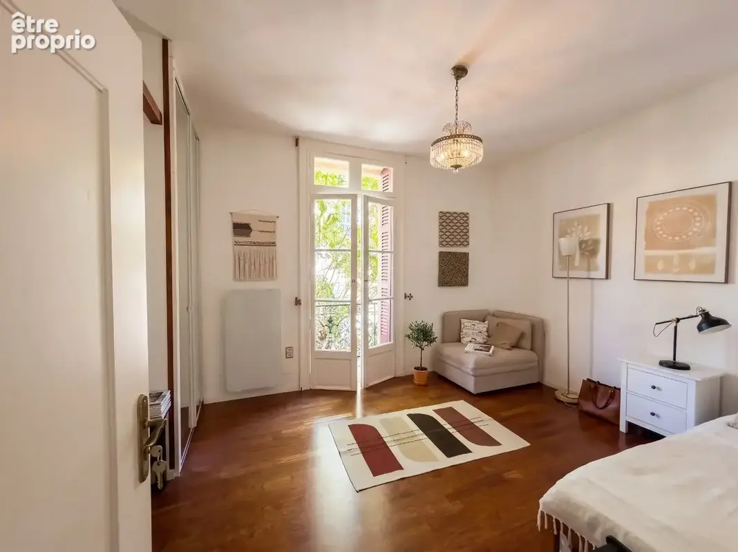 Cur de ville  Duplex de caractère avec terrasse et garage. - photo 6