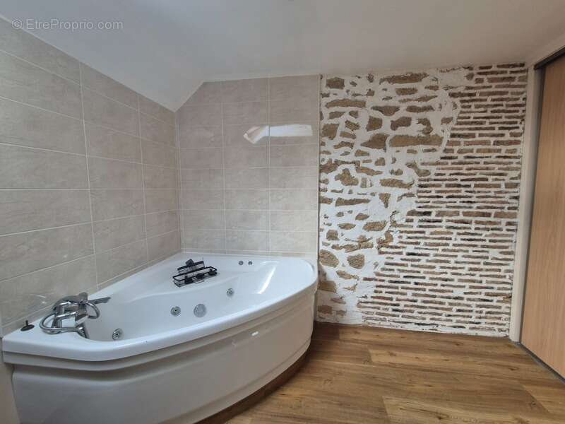 Maison à vendre 5 pièces 3 chambres  terrain 1500 m² dépendances ORSENNES (36) - photo 10