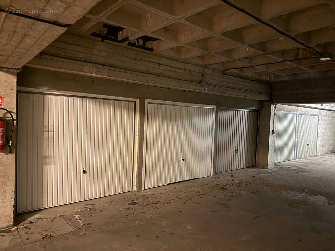 Parking à ELANCOURT