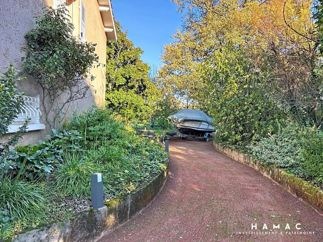 Maison à GREZIEU-LA-VARENNE