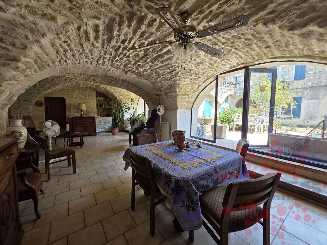Maison en pierre avec cour et dépendances - photo 2