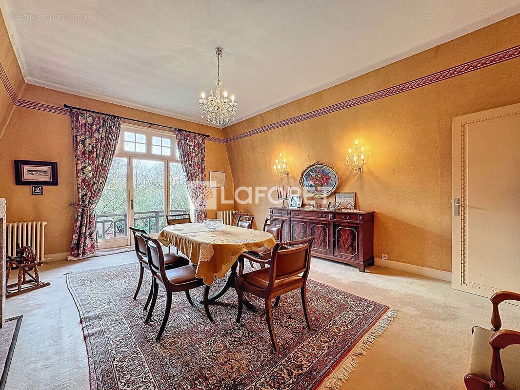 Maison à QUIEVRECHAIN