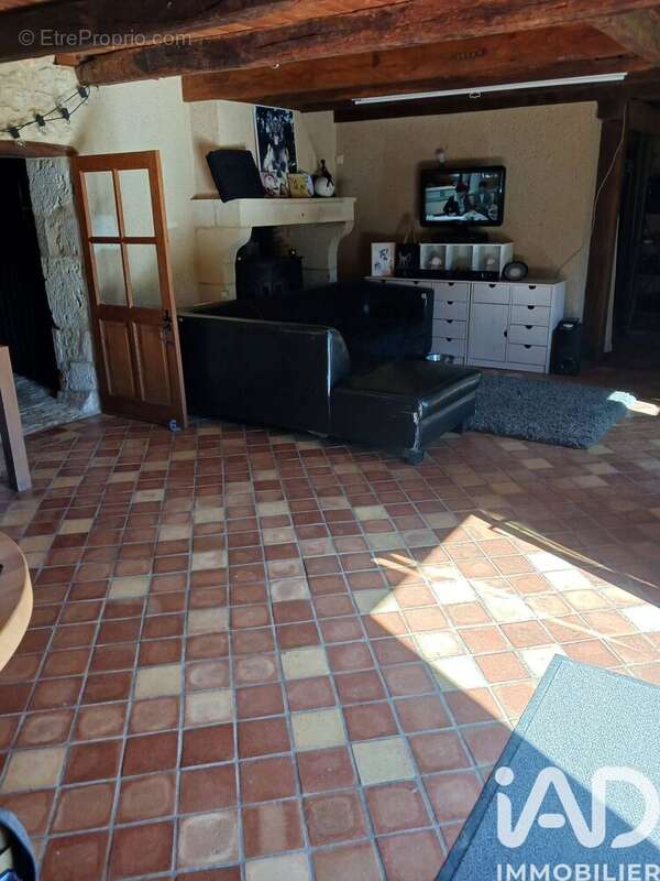 Maison 190 m² à Champagne-Saint-Hilaire  - photo 8