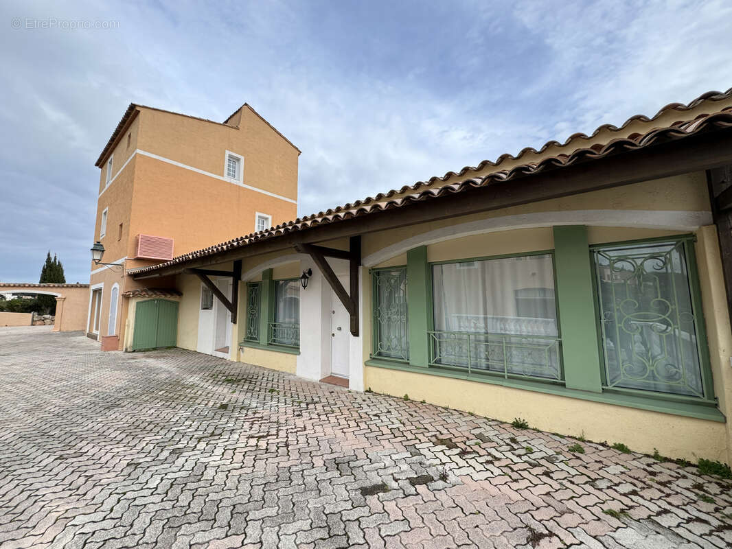 Appartement à ROQUEBRUNE-SUR-ARGENS