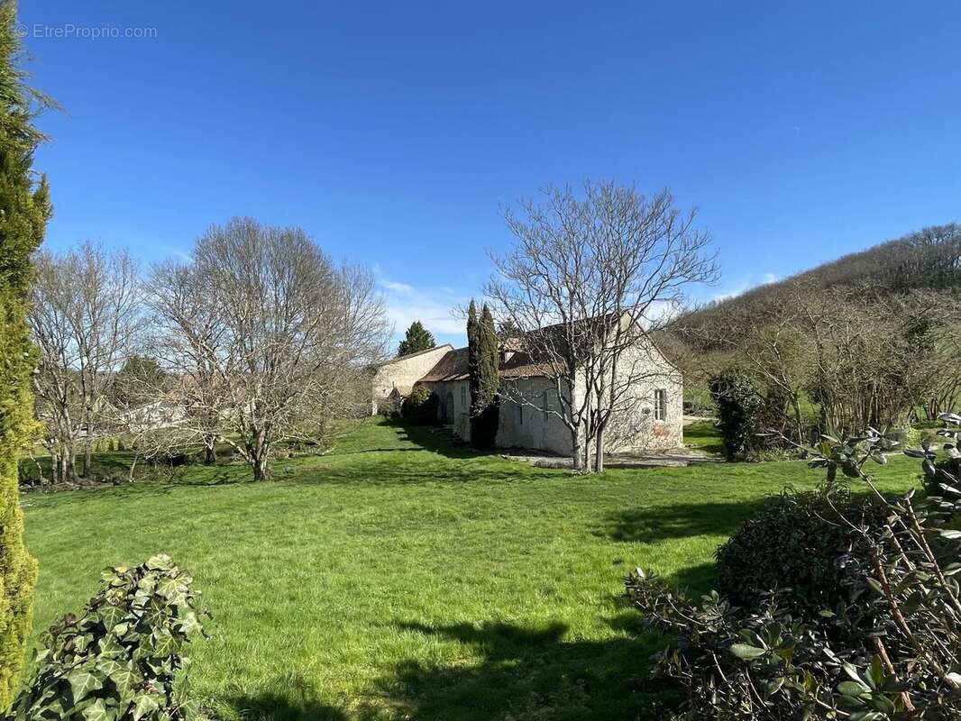 Maison en pierre magnifiquement rénovée près d'un village - photo 2