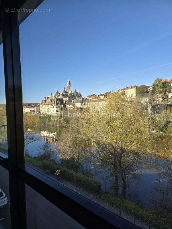 Immeuble de bureaux sur 3 niveaux avec appartement indépendant, opportunité d'investissement rare - photo 18