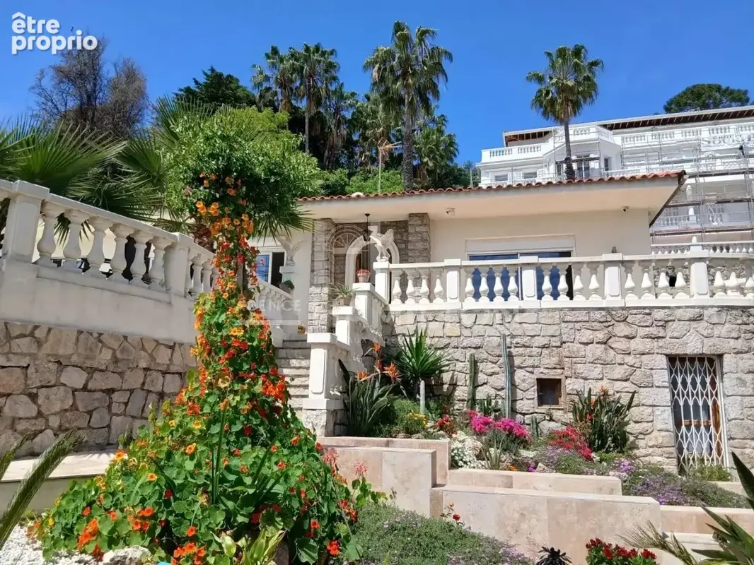 A deux pas du bord de mer à Golfe-Juan, superbe villa offrant un - photo 5