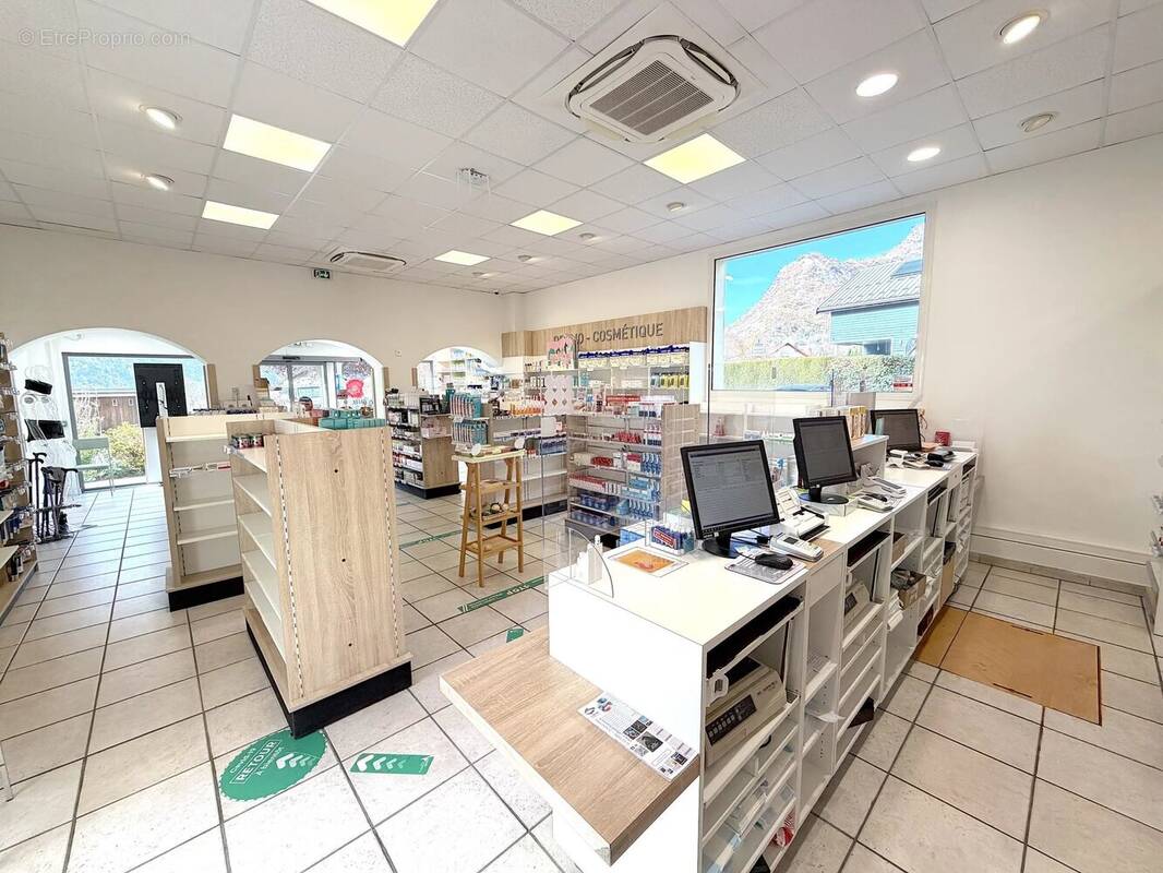 Commerce à SAINT-JULIEN-MONT-DENIS