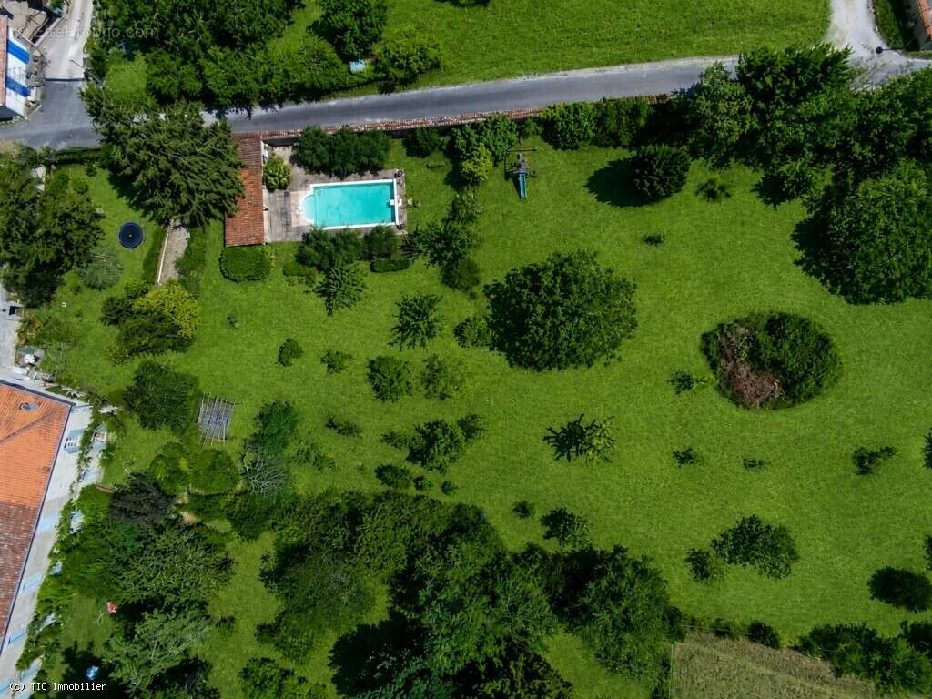 Belle Maison Sur Un Parc de 4843m² Avec Piscine - photo 31