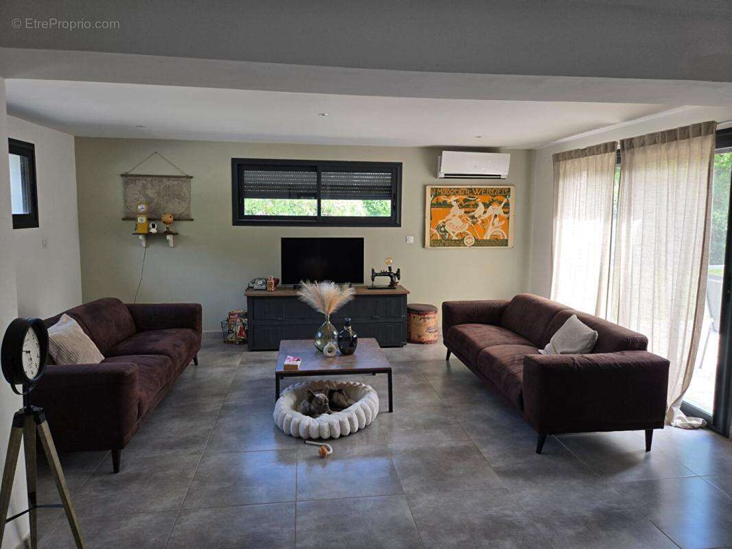 Villa de 124.7 M2 avec piscine et garage sur un terrain clos et arboré de 735 M2 au calme sans vis à vis - photo 6