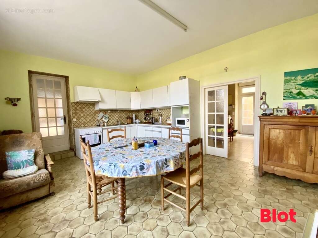 Maison 203 m² à Saint-Meen-Le-Grand  - photo 9