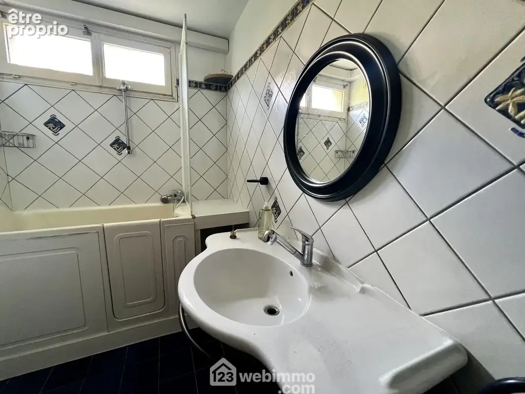 La salle de bain possède une fenêtre