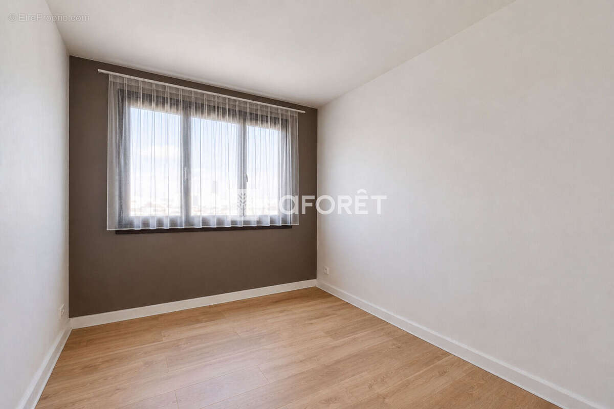 Parc Montsouris - Étage élevé - 3 pièces de 60m² - Bon état général - photo 6