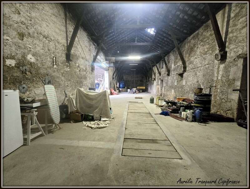 Local/ Atelier + bureau À VENDRE – de 508 m² avec grand terrain clos de 3 737 m² – Emplacement stratégique SAINT JEAN D'ANGELY ( - photo 5