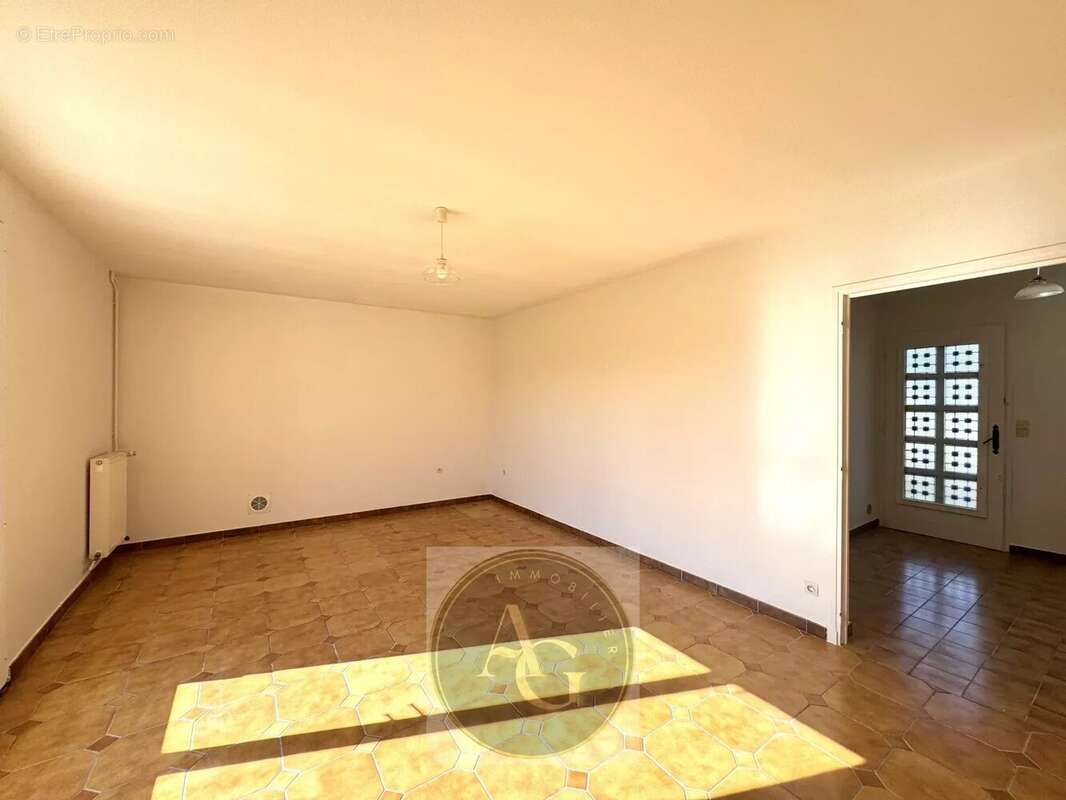 Maison à VILLENEUVE-LA-COMPTAL