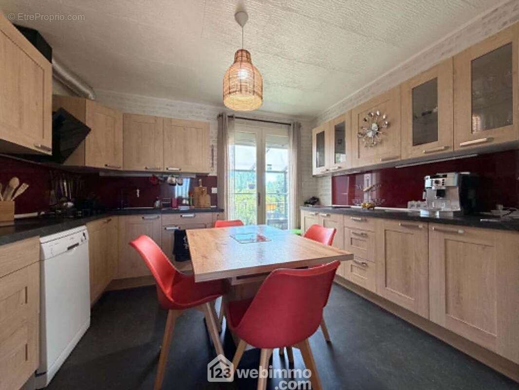 En face, la cuisine indépendante de 12,3 m2, - Maison à CHATELLERAULT