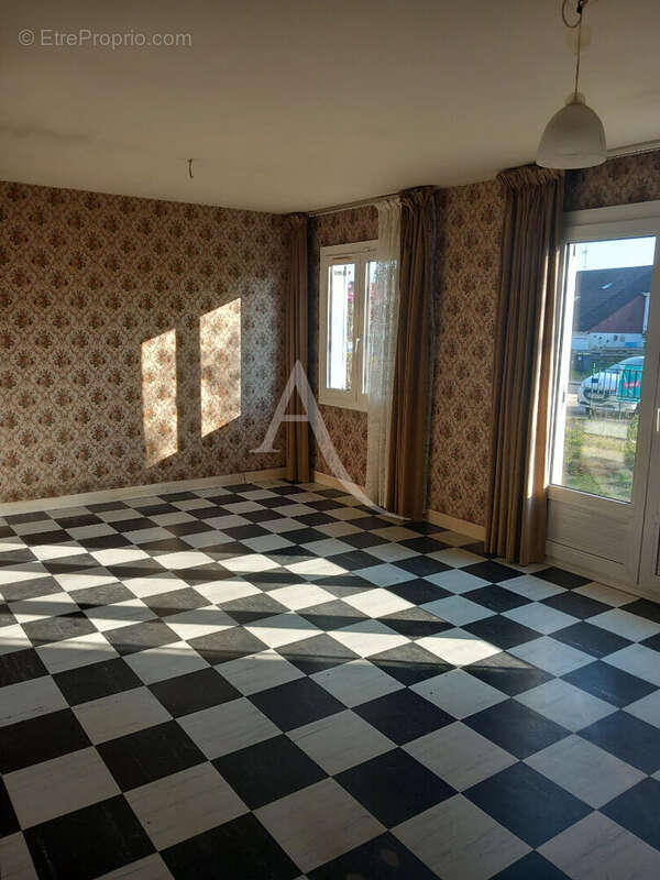 Maison à SAINT-DENIS-DE-L'HOTEL
