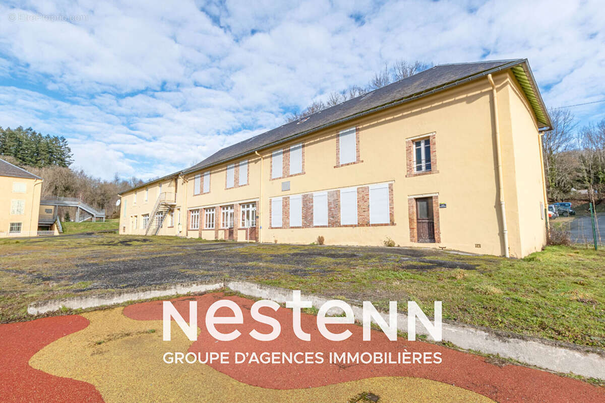 Ensemble immobilier de 8 bâtiments dont 2 maisons, 2300 m2 de surface utile sur 3 hectatres - photo 3