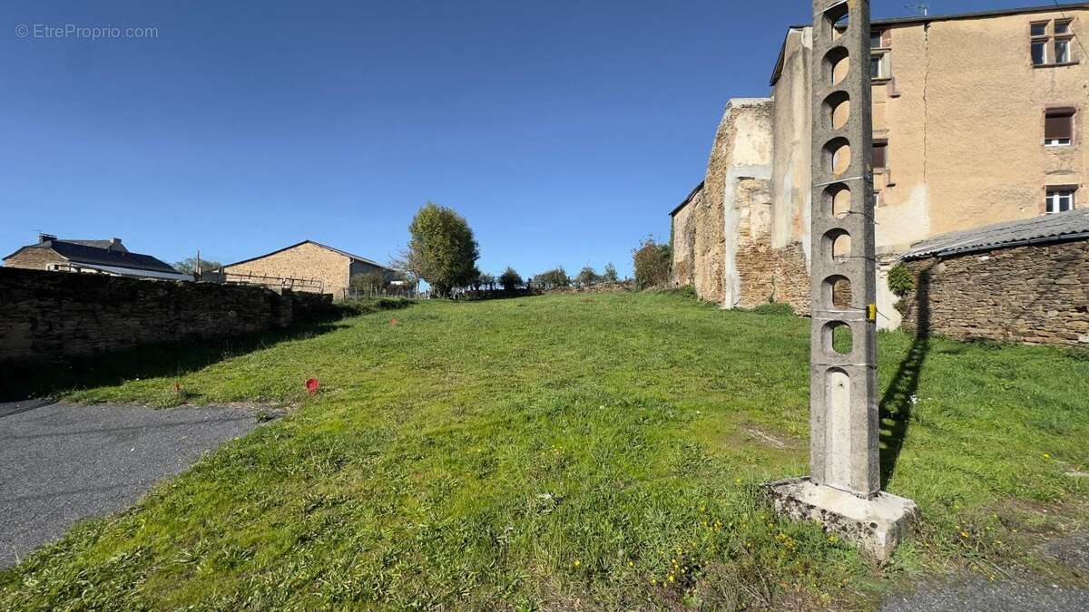 Terrain à SAINTE-JULIETTE-SUR-VIAUR