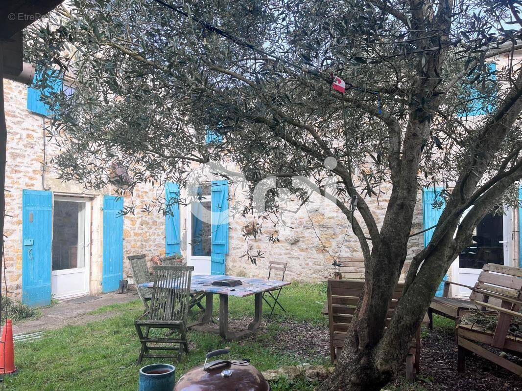 Maison à SAINT-LAURENT-DE-LA-PREE