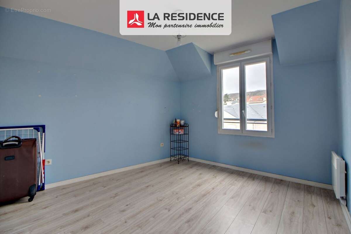 Appartement à CHANTELOUP-LES-VIGNES