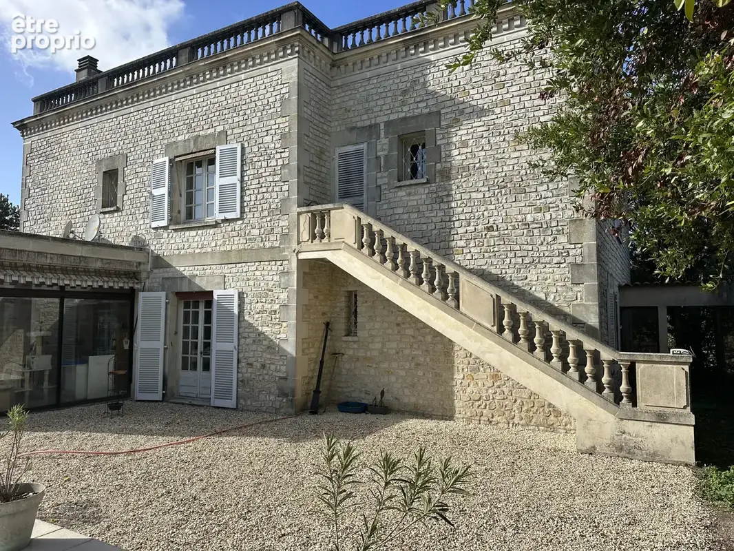 Chateaubernard, élégante demeure de caractére d'environ 260m2. - photo 2