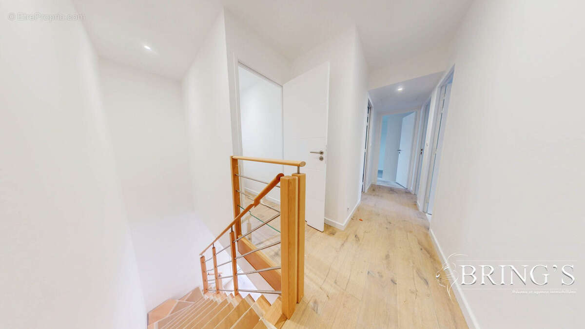 Maison 109 m² à Ploneour-Lanvern  - photo 6