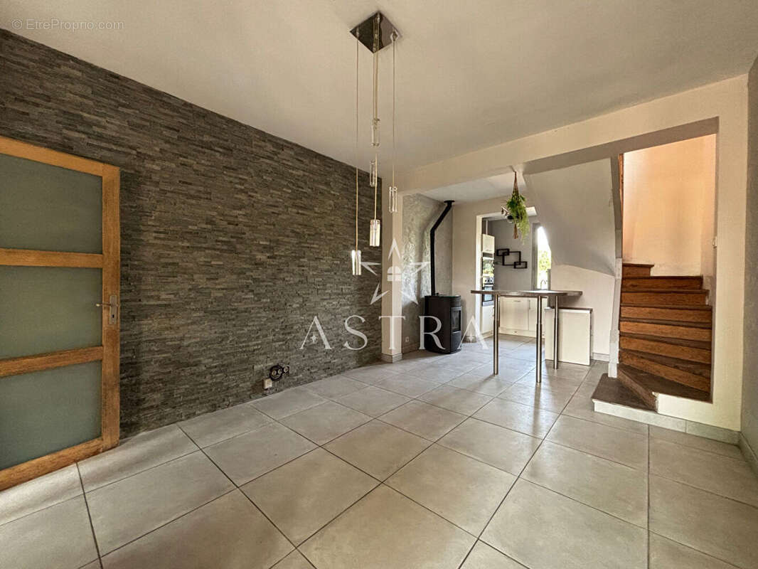 Maison 4 pièces - 83,78 m² - Travaux de rénovation à prévoir - photo 2