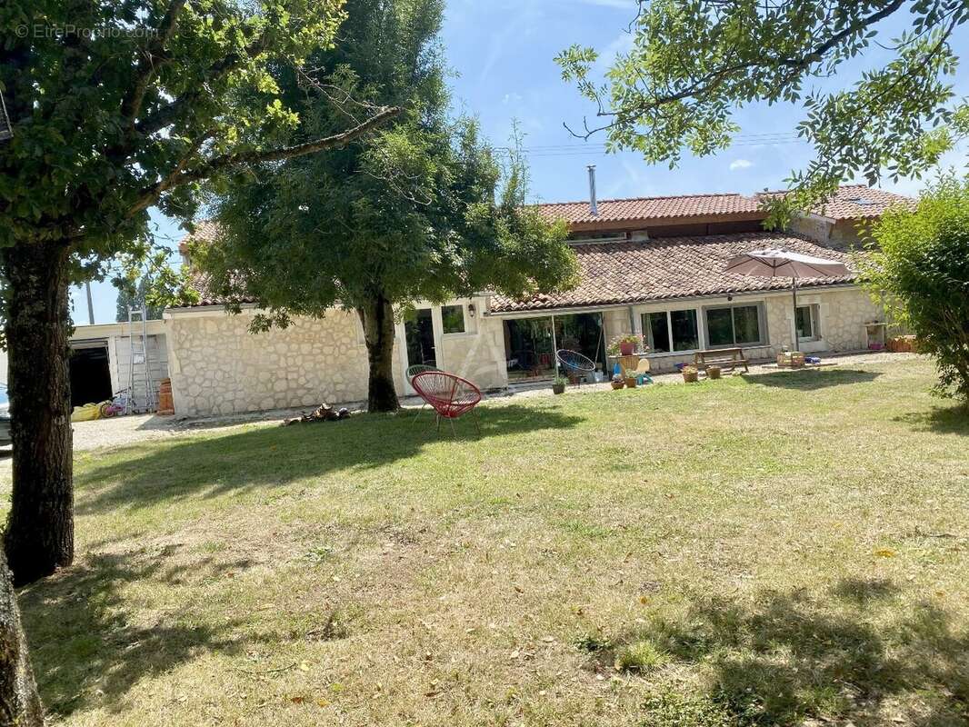 Maison à BRIZAMBOURG