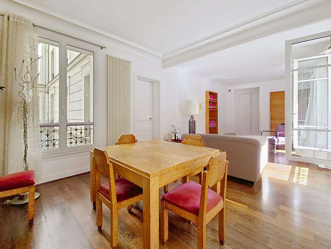 Appartement à PARIS-1E