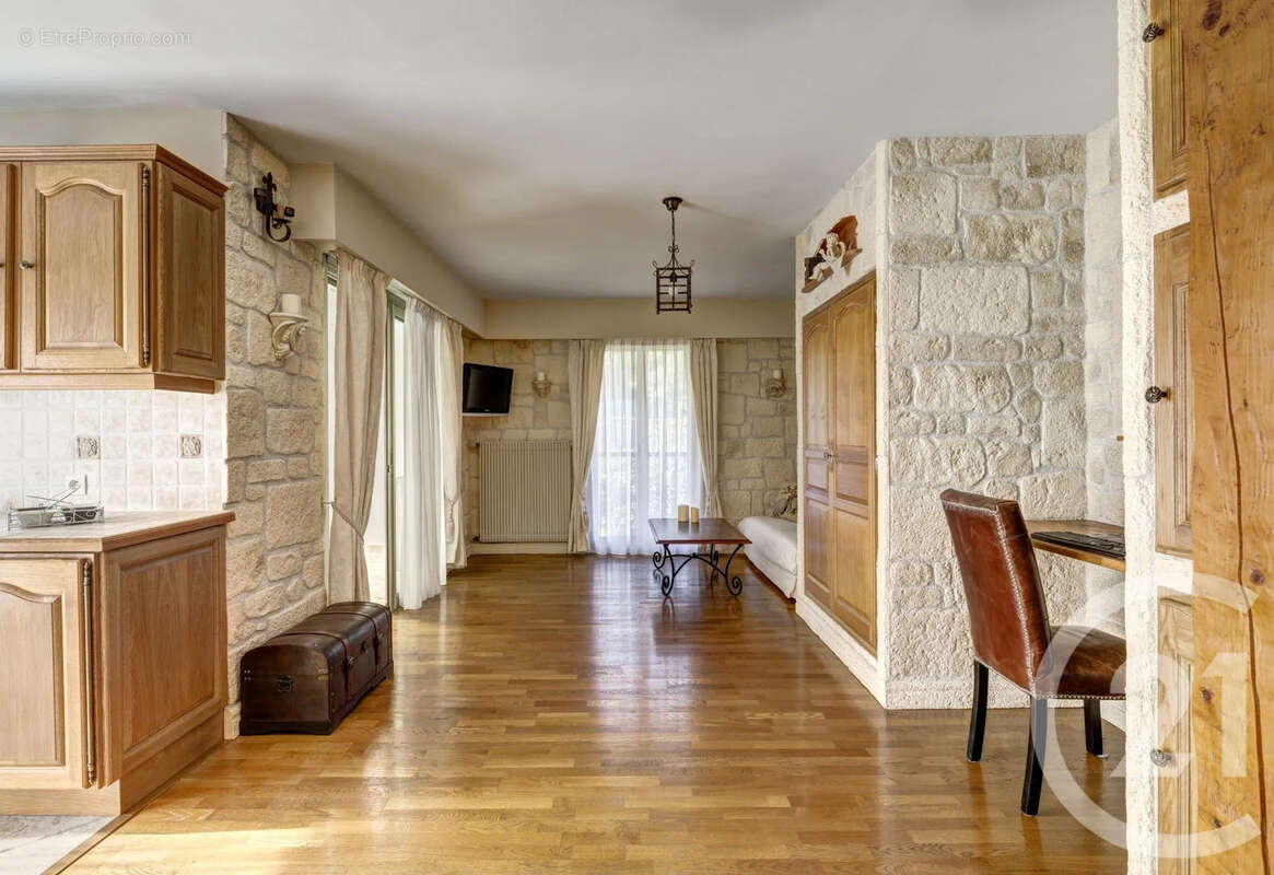 Appartement à SAINT-LAURENT-DU-VAR