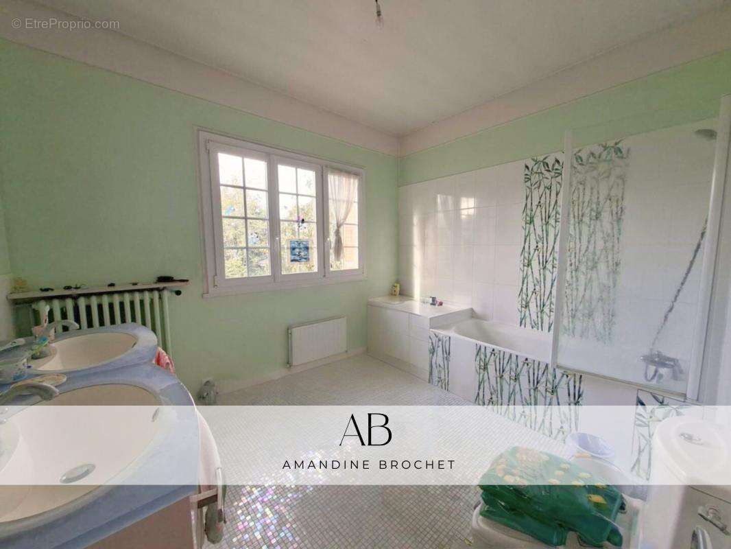 Maison à MARNES-LA-COQUETTE