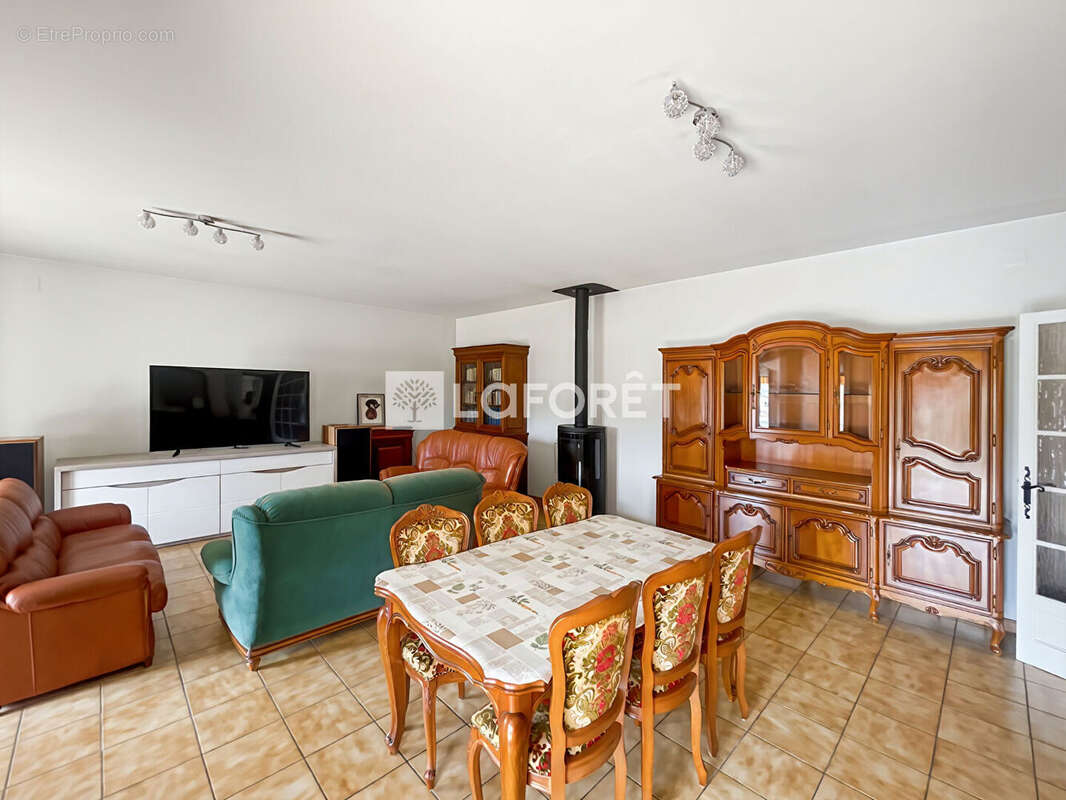 Maison T5 de plain-pied environ 186 m² - Centre-ville de Castelsarrasin - Garage - photo 2