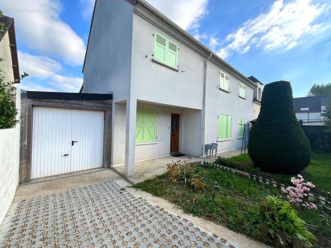 Maison à LES CLAYES-SOUS-BOIS