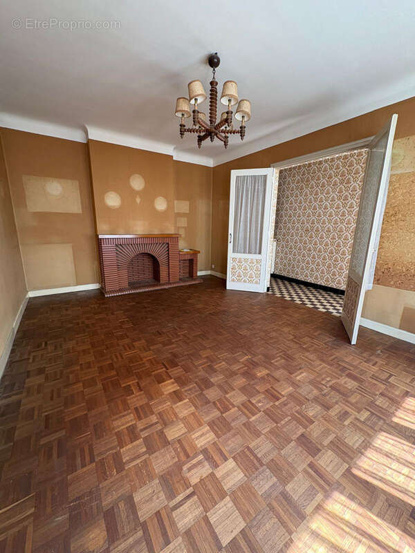 Maison de village avec jardin  garage et dépendance - photo 8