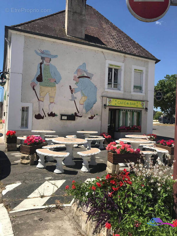 façade pignon droit avec terrasse - Maison à LIGNIERES