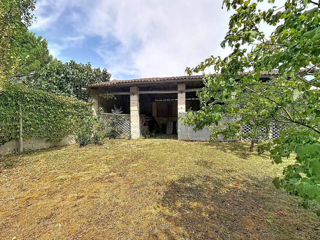 JARNAC Elégante maison de maître avec garage et belle parcelle de jardin. - photo 22