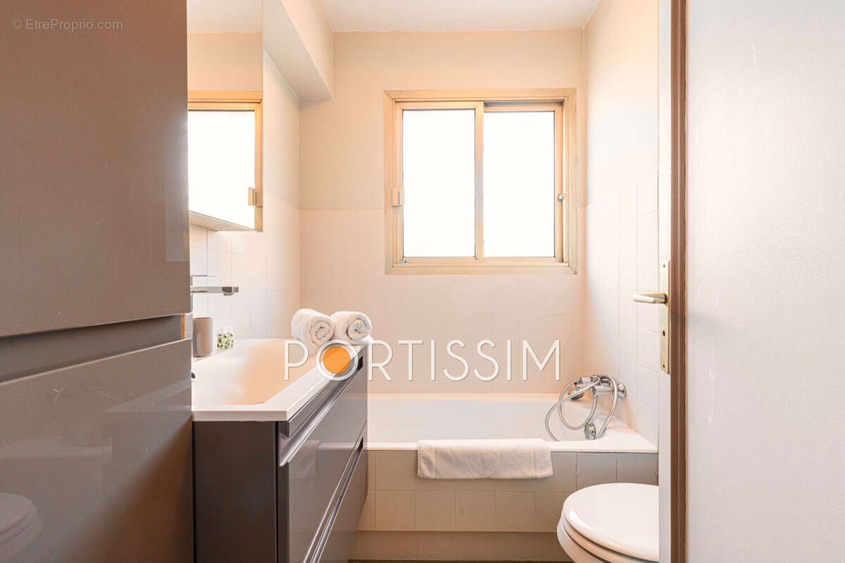 Appartement à SAINT-LAURENT-DU-VAR