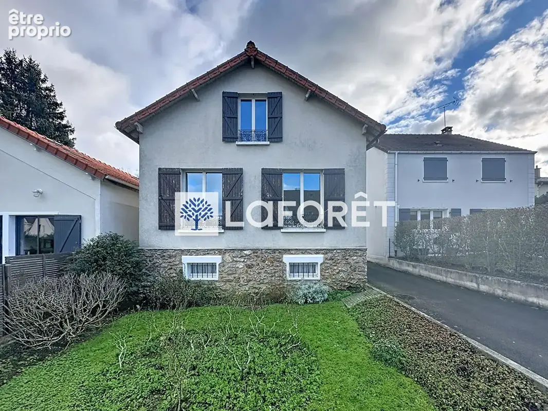 Maison sur 3 niveaux avec un sous sol  - Fort potentiel - Centre Saint-Nom - photo 5